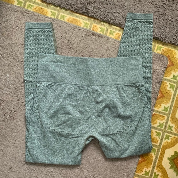 Gymshark ‘Vital’ Seamless Legging (S) - khaki - Picture 2 of 5